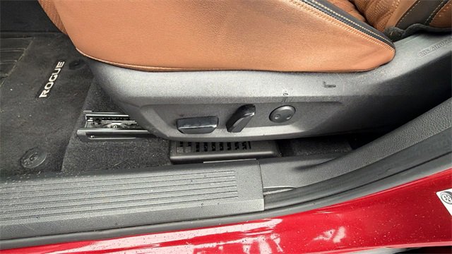 Used 2025 Nissan Rogue Platinum w/ Tech Package image 21