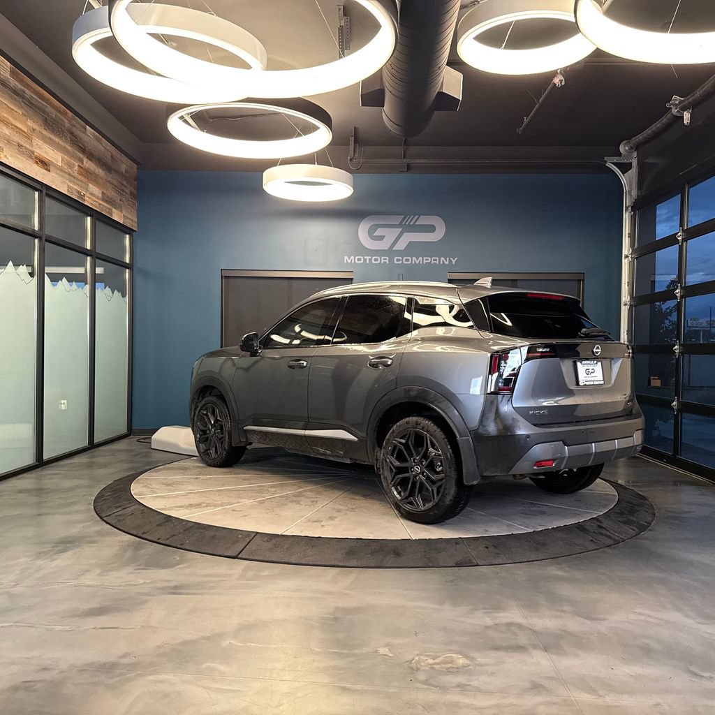 Used 2025 Nissan Kicks SR FWD image 5