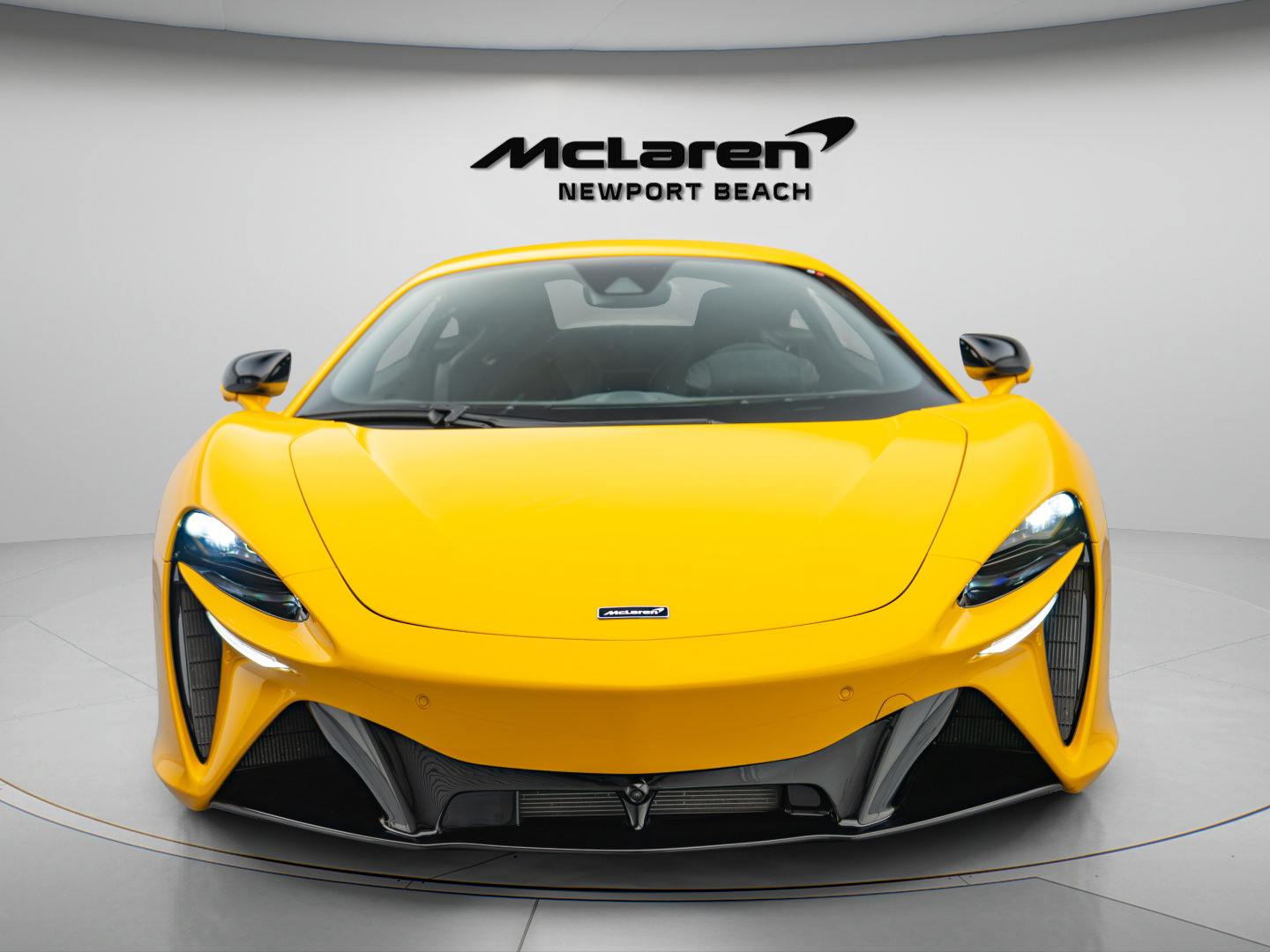 Used 2024 McLaren Artura RWD image 3