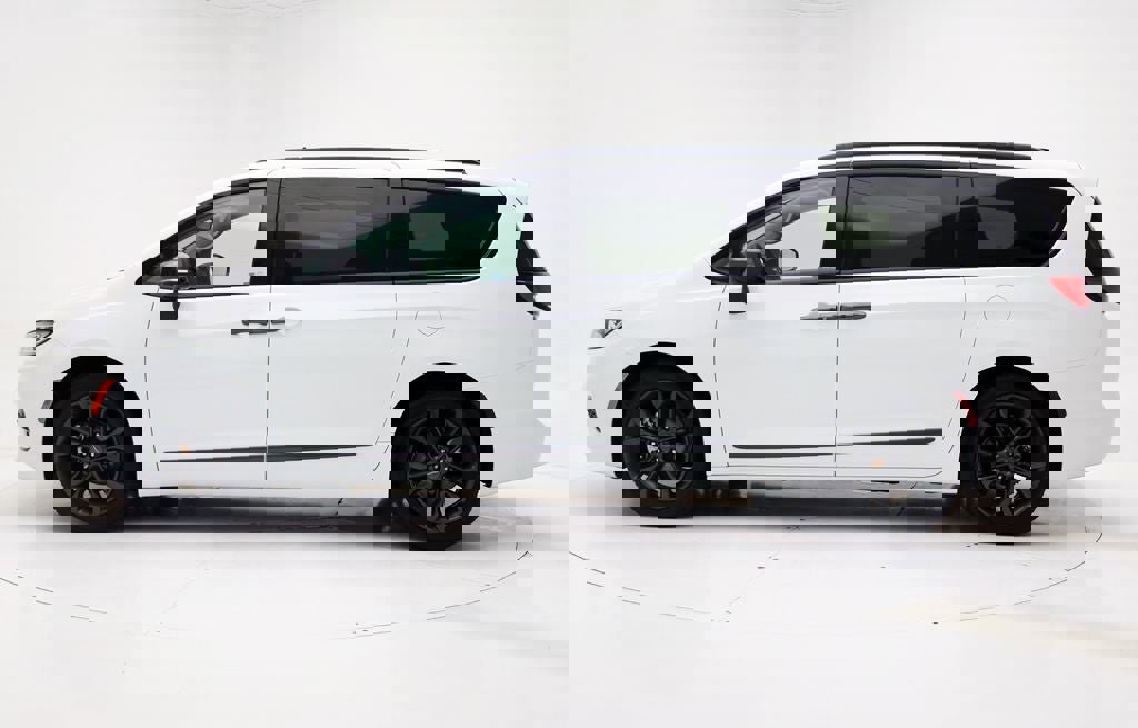 Used 2024 Chrysler Pacifica Touring-L w/ Road Tripper Package image 6