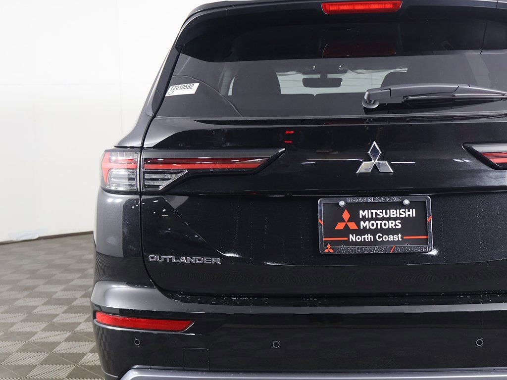 New 2026 Mitsubishi Outlander SE image 17