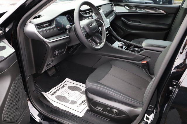 Used 2023 Jeep Grand Cherokee Laredo image 9