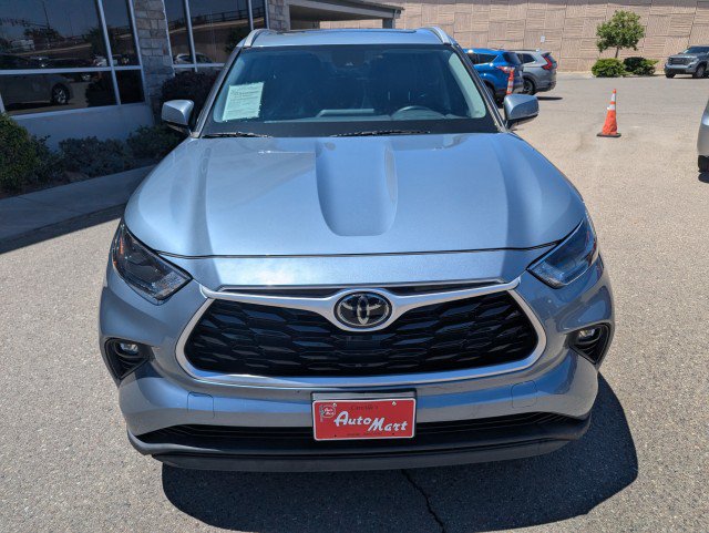 Used 2022 Toyota Highlander XLE AWD/4WD image 7