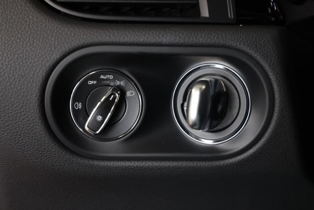 Used 2025 Porsche Macan AWD/4WD image 24