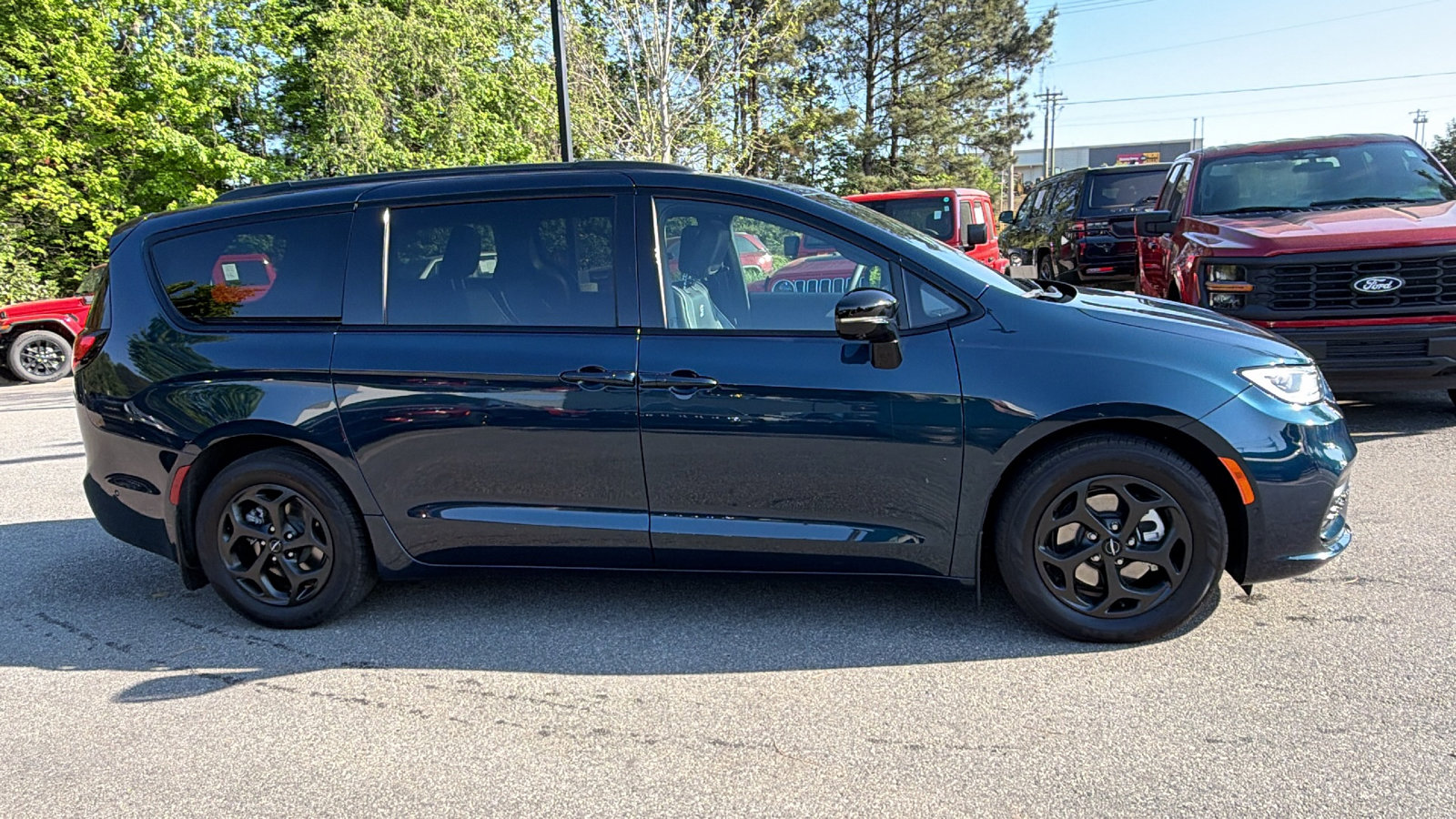Used 2024 Chrysler Pacifica Premium FWD image 7