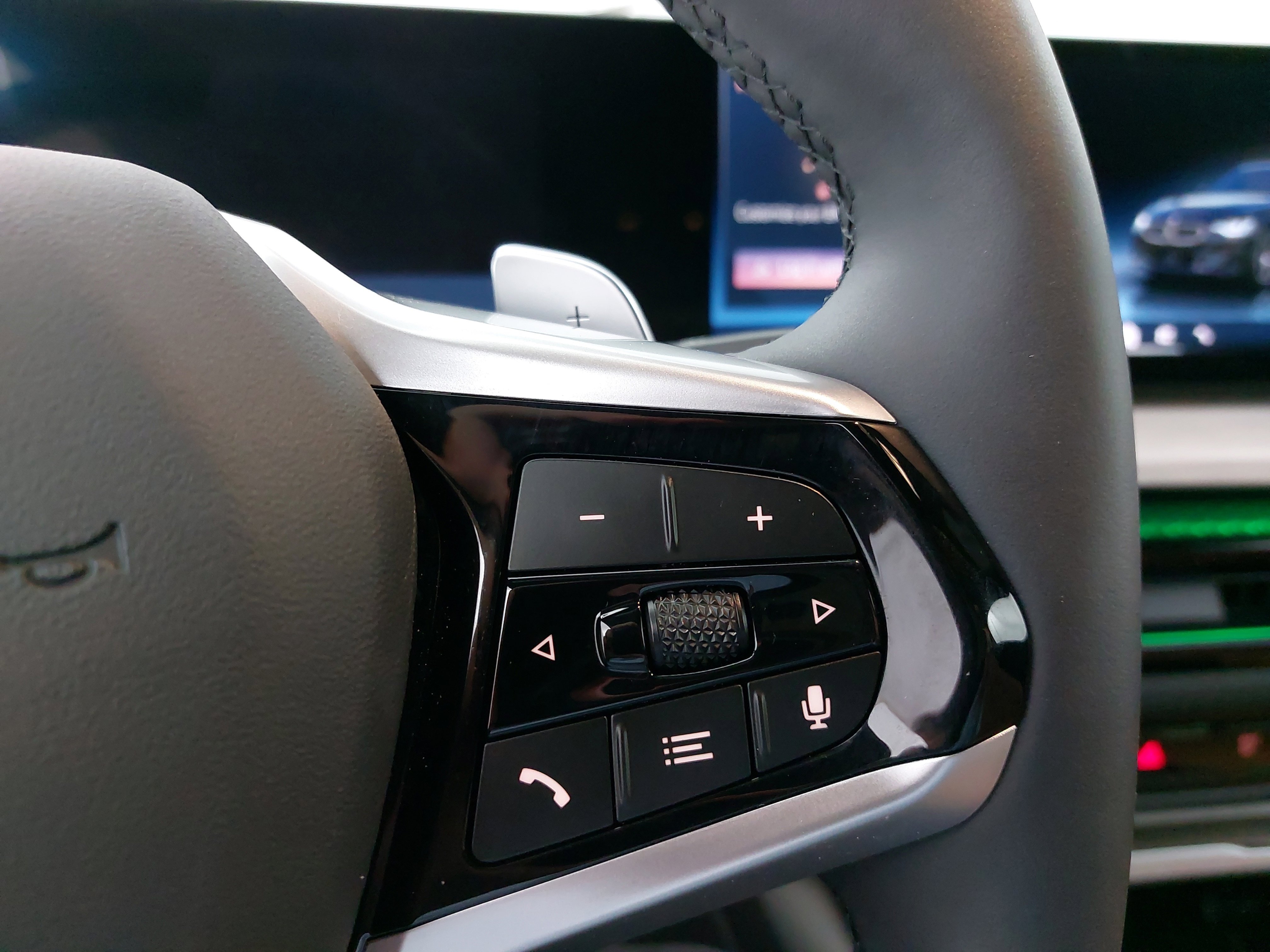 Used 2025 BMW 230i Coupe w/ M Sport Package image 17