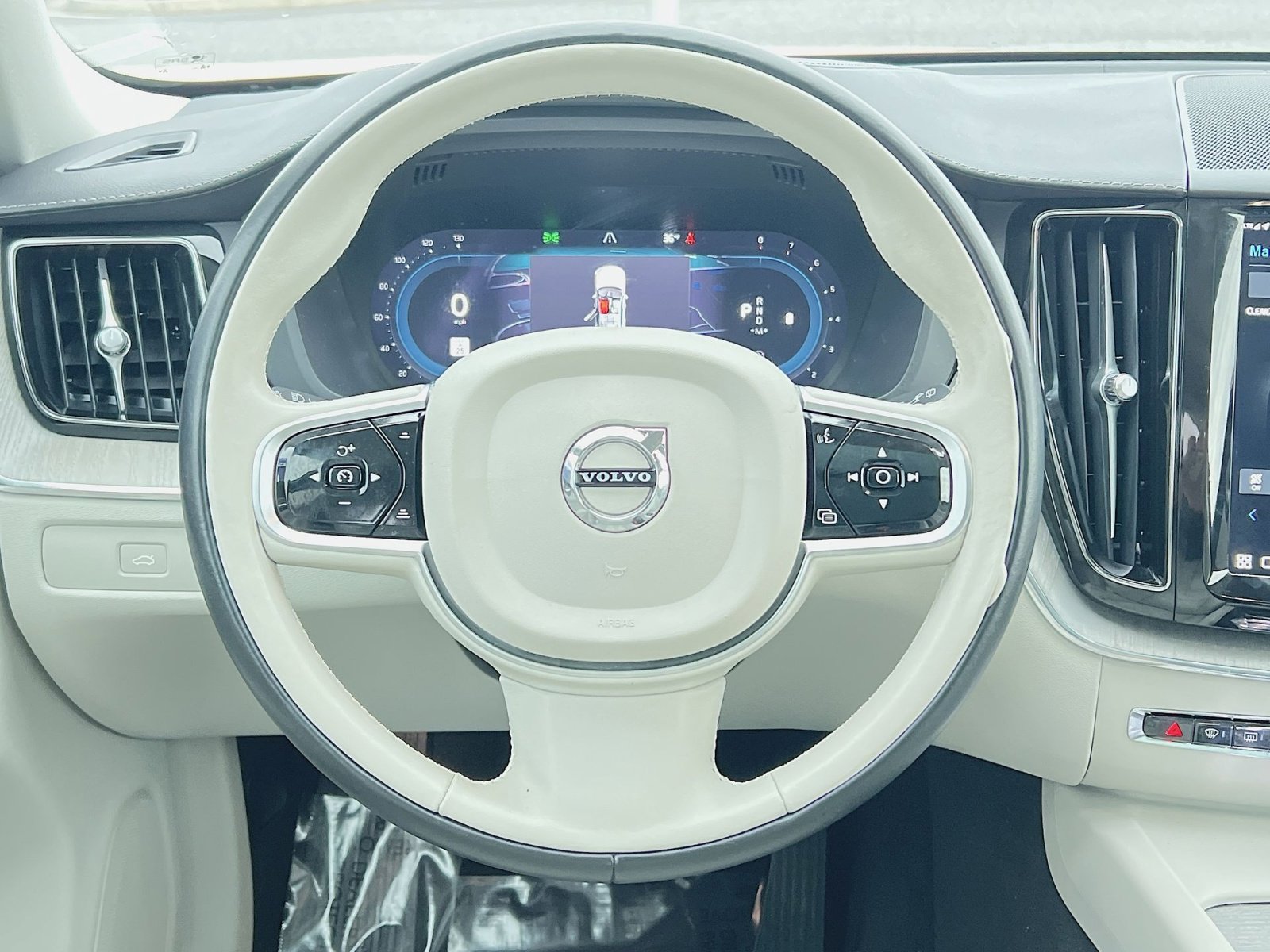 Certified 2023 Volvo XC60 B5 Ultimate w/ Climate Package image 16