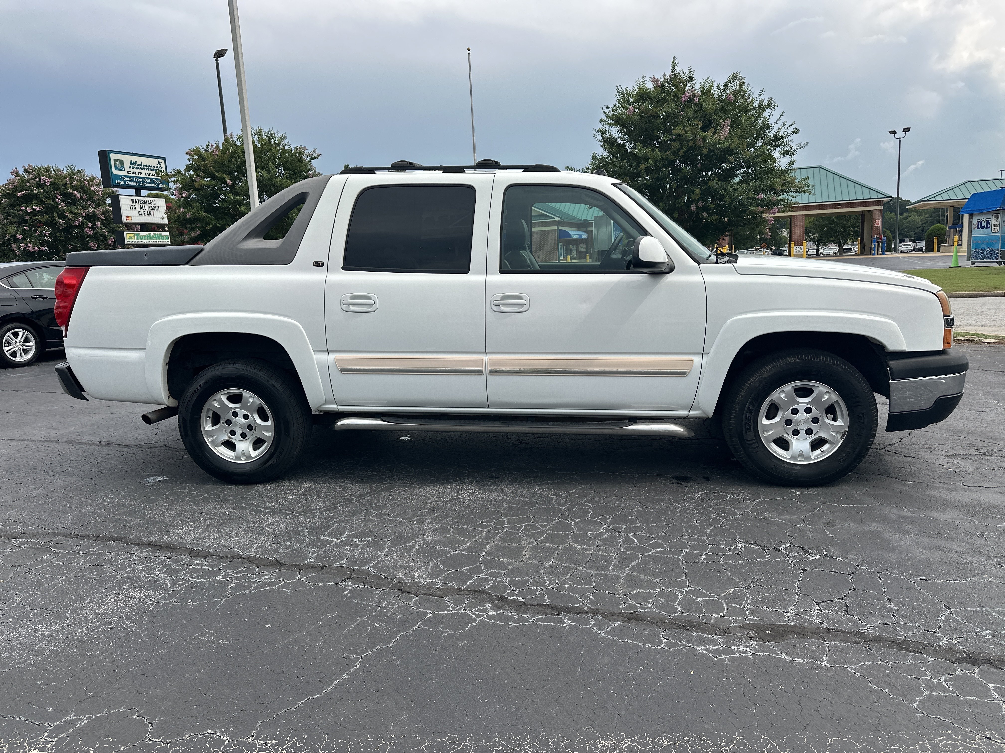 Used 2005 Chevrolet Avalanche Z66 w/ Sun And Sound Package RWD image 9