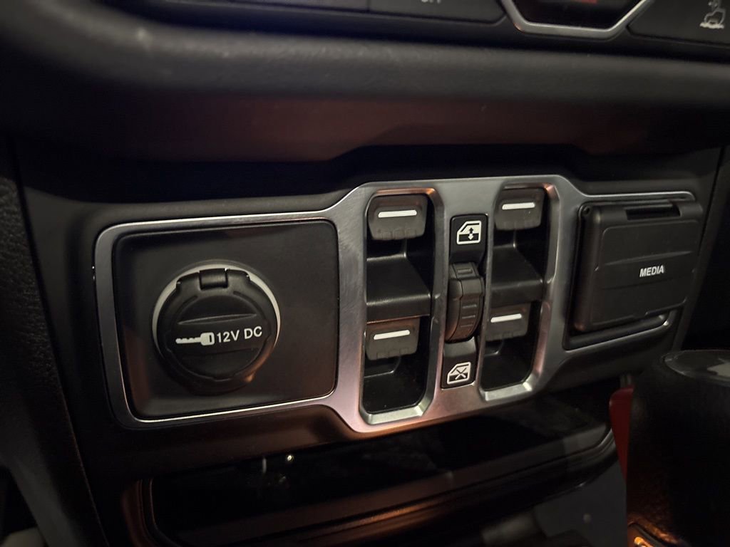 Used 2025 Jeep Wrangler Unlimited Sahara image 27