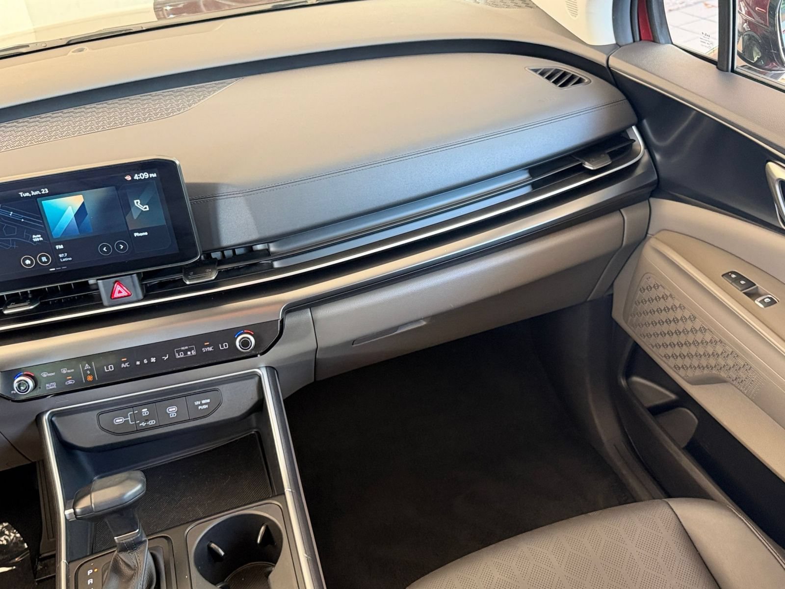 Used 2026 Kia Carnival FWD image 38
