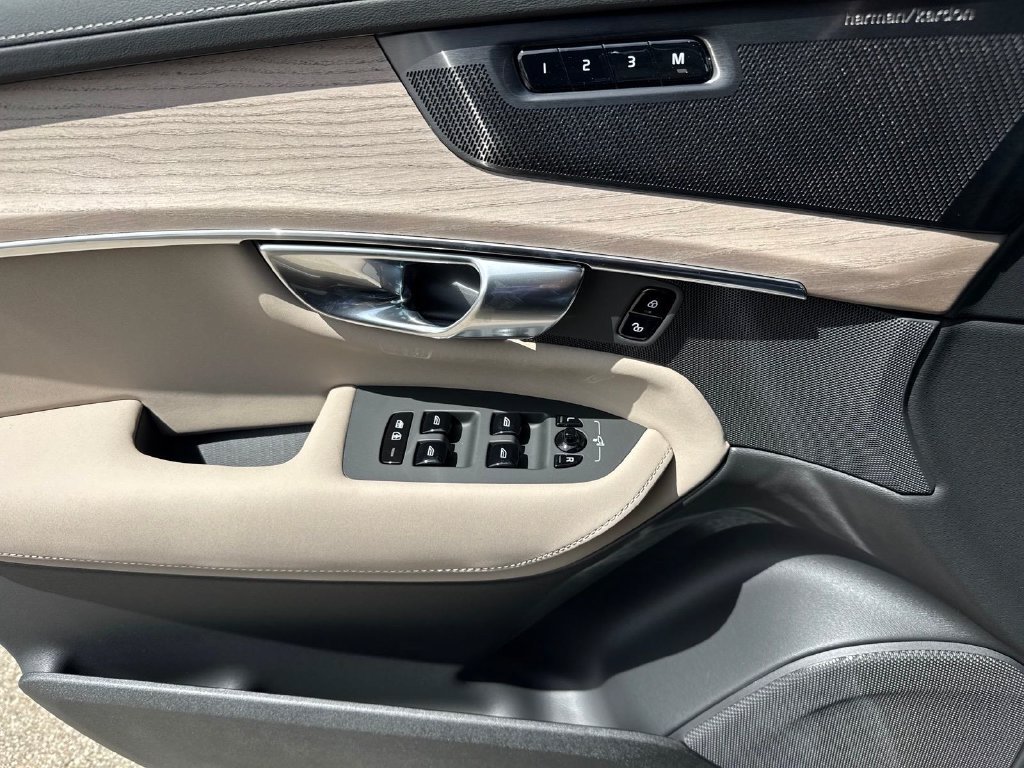 New 2026 Volvo XC90 T8 Plus w/ Protection Package Premier AWD/4WD image 17