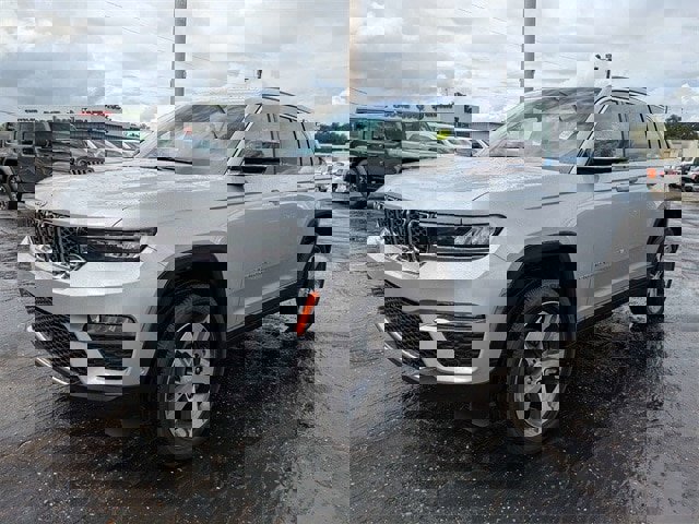 New 2025 Jeep Grand Cherokee Limited w/ Luxury Tech Group II image 8