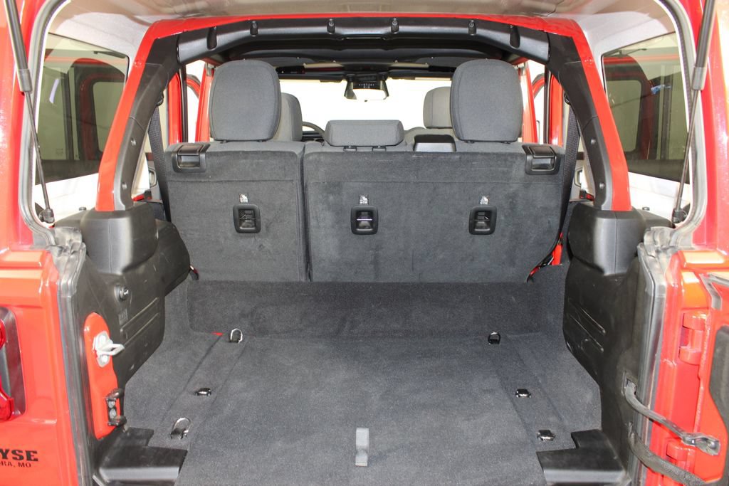 Used 2025 Jeep Wrangler Unlimited Sahara AWD/4WD image 17