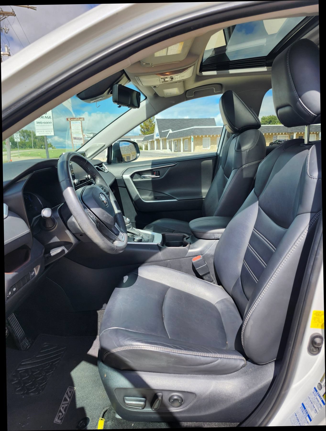 Used 2019 Toyota RAV4 Limited w/ Carpet Mat Package AWD/4WD image 11