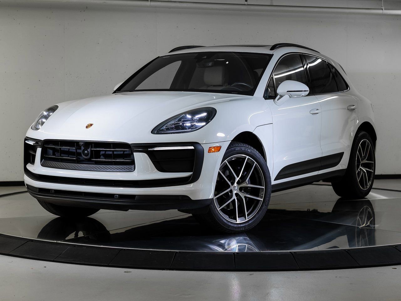 Certified 2023 Porsche Macan image 1