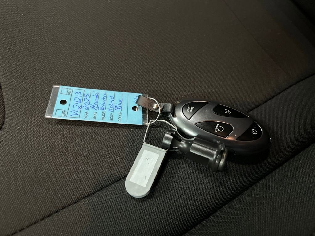 Used 2025 Hyundai Elantra Blue image 30