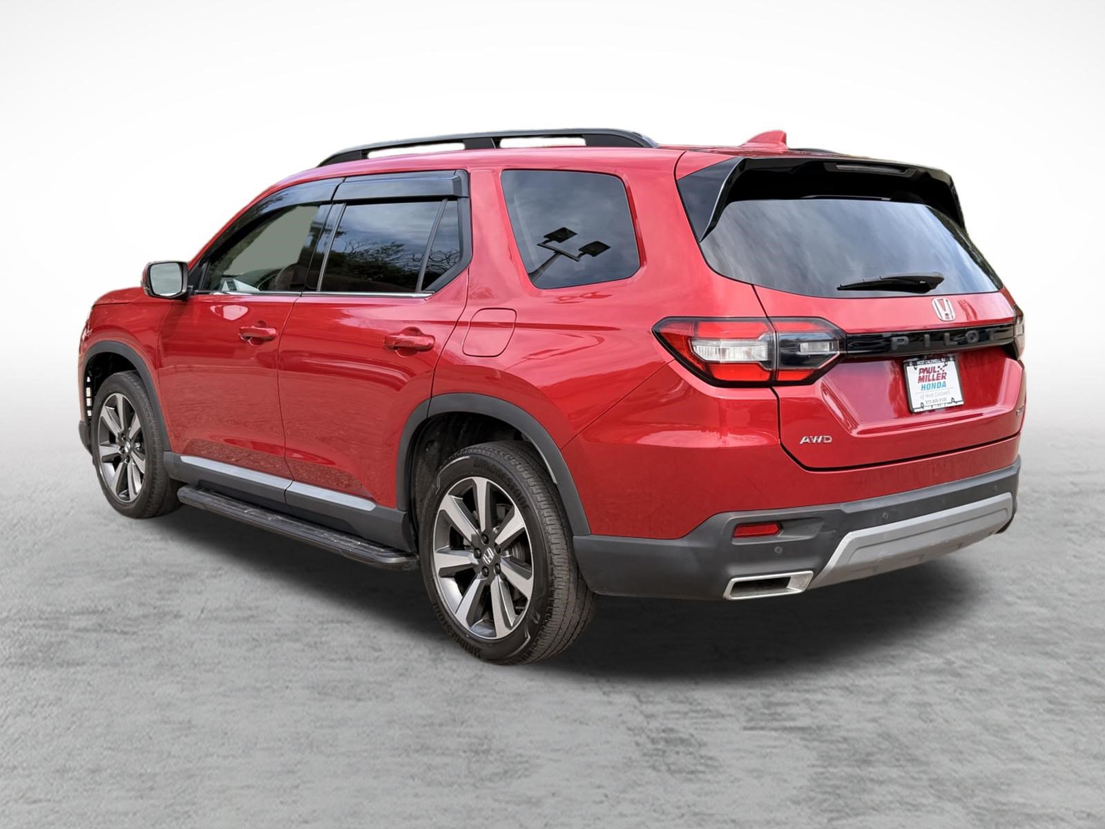 Used 2025 Honda Pilot Touring image 4