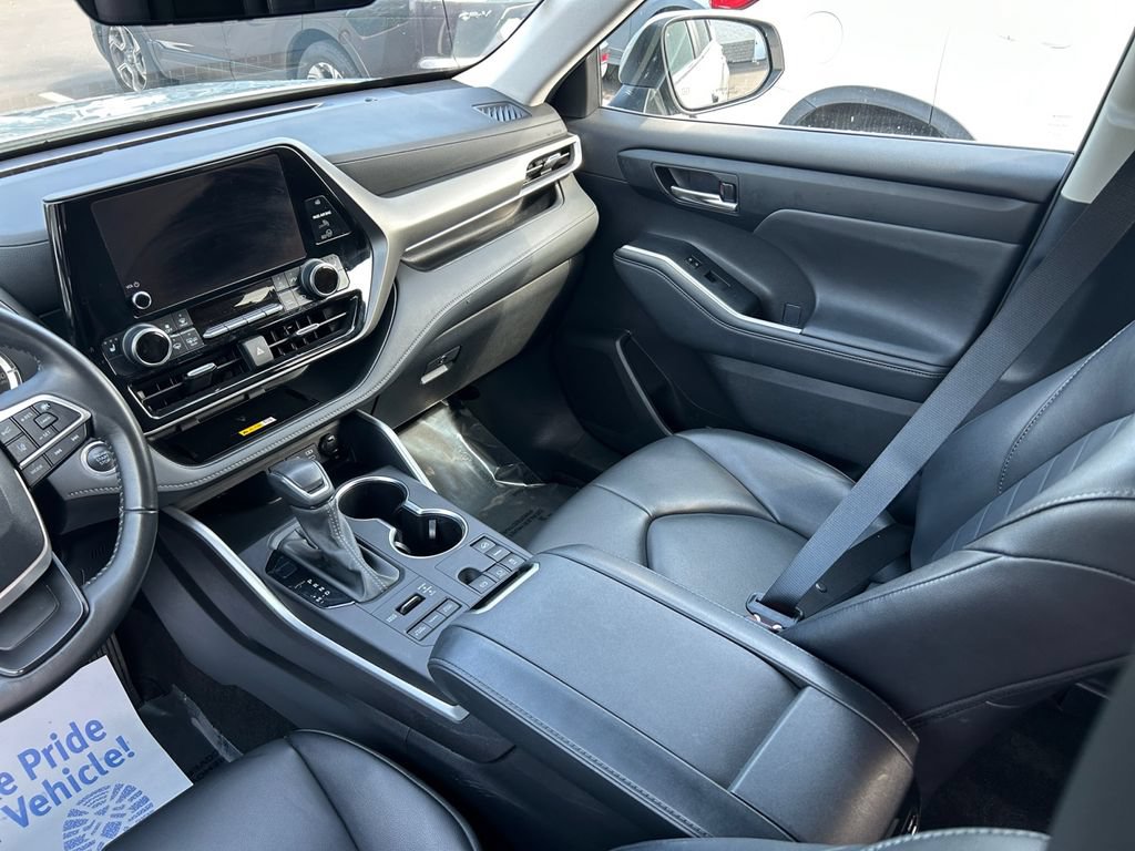 Used 2024 Toyota Highlander XLE AWD/4WD image 19