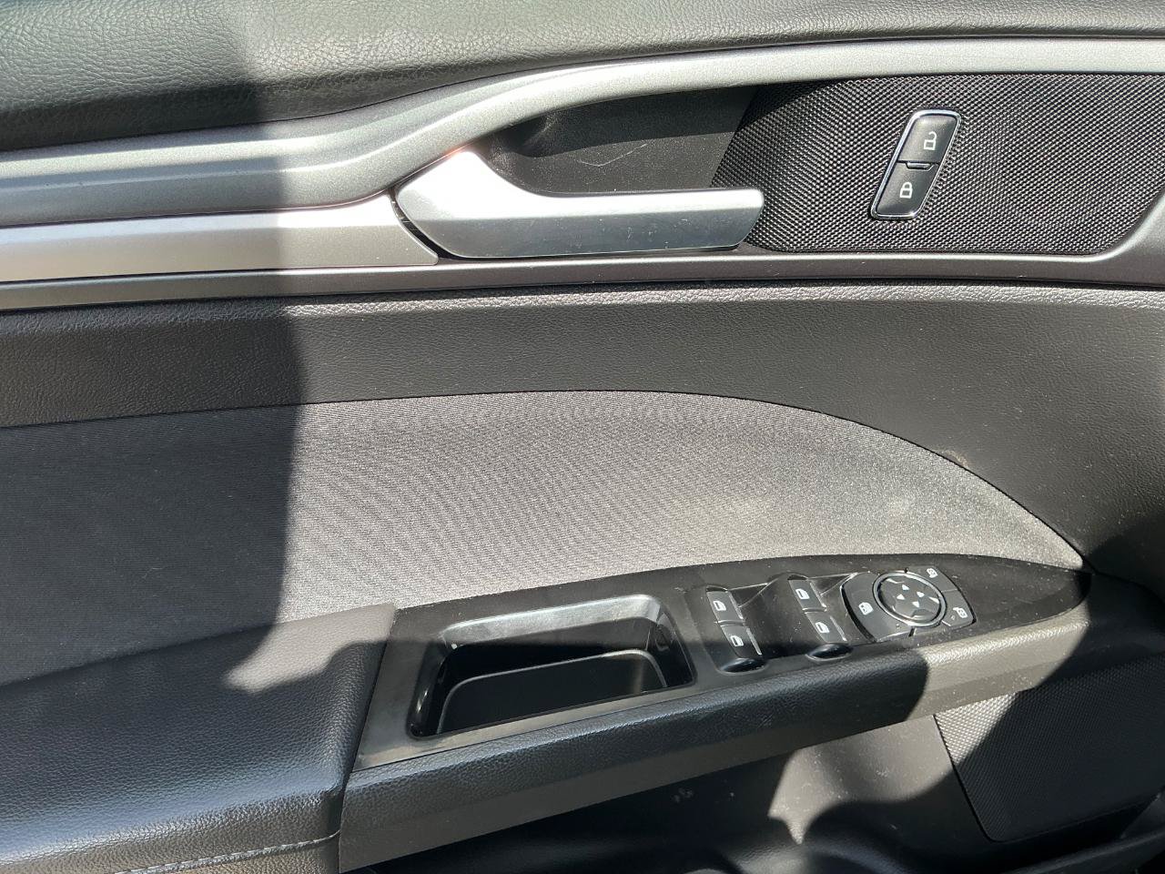 Used 2016 Ford Fusion SE FWD image 16