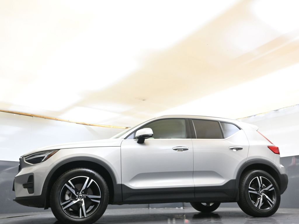 Certified 2025 Volvo XC40 B5 Core image 30