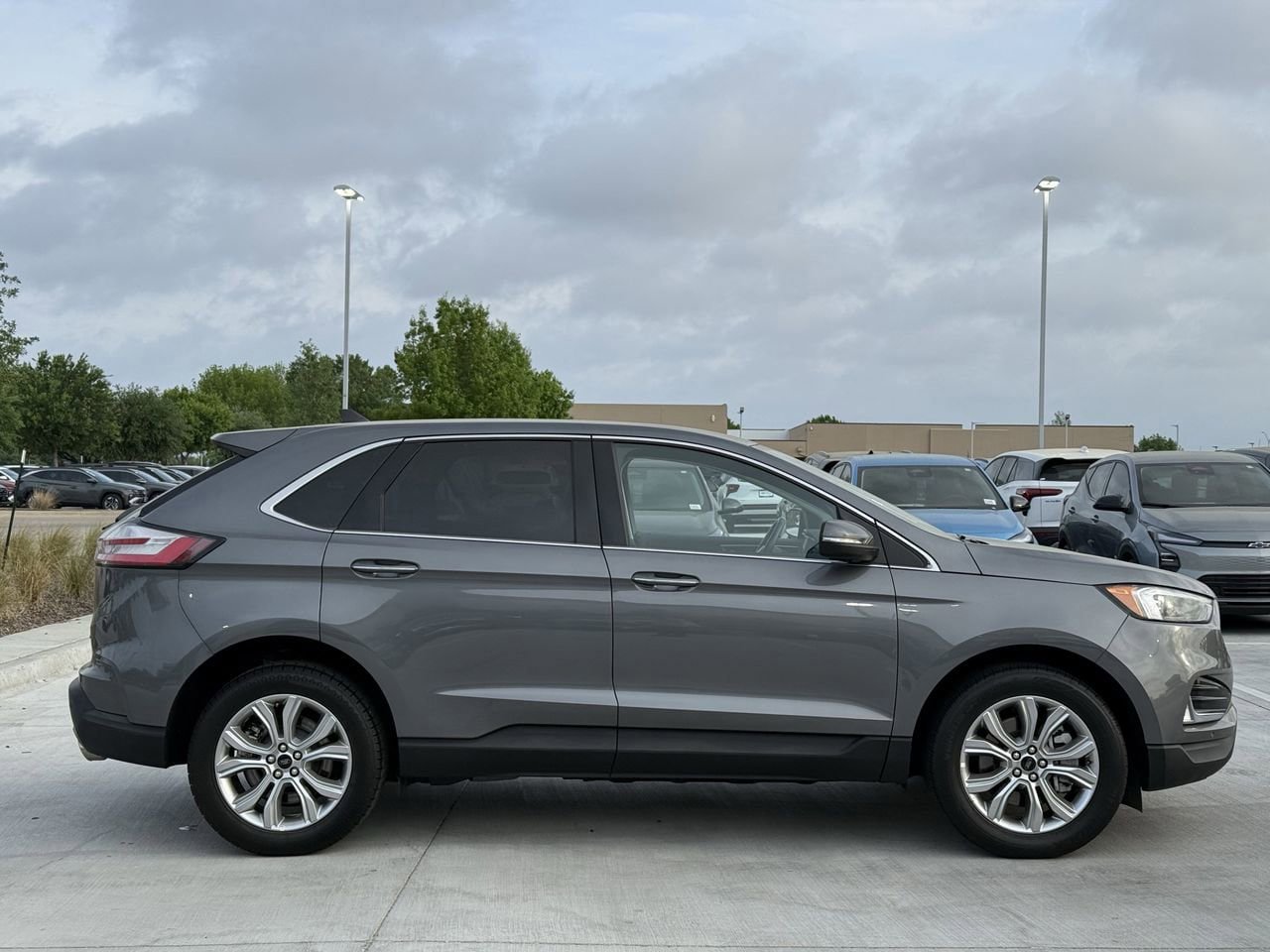 Used 2024 Ford Edge Titanium image 3