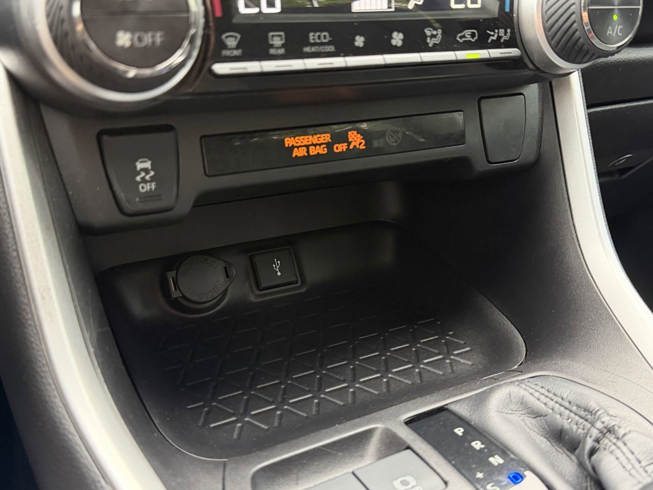 Used 2022 Toyota RAV4 LE AWD/4WD image 24