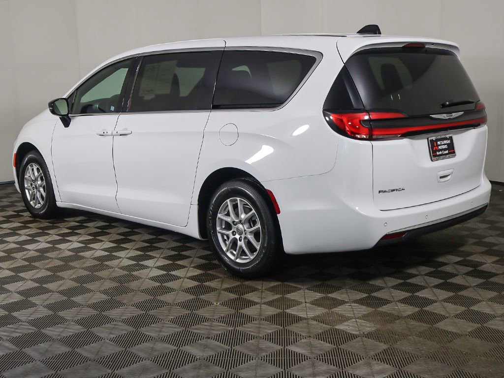 Used 2025 Chrysler Pacifica Select FWD image 10