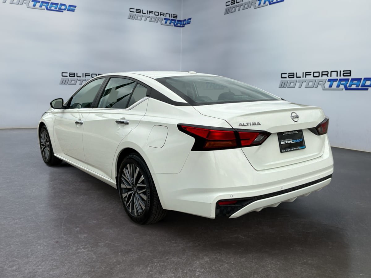 Used 2025 Nissan Altima 2.5 SV FWD image 7