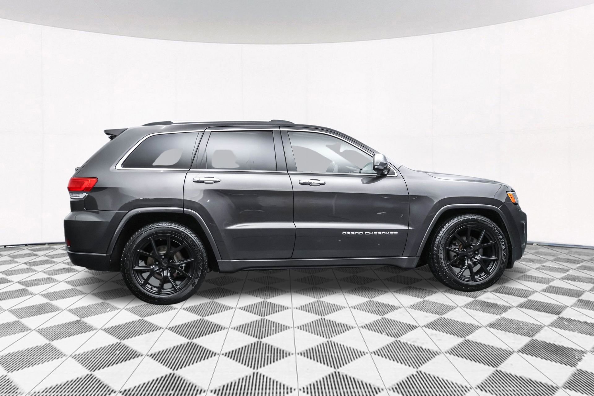 Used 2015 Jeep Grand Cherokee Overland w/ Advanced Technology Group image 48