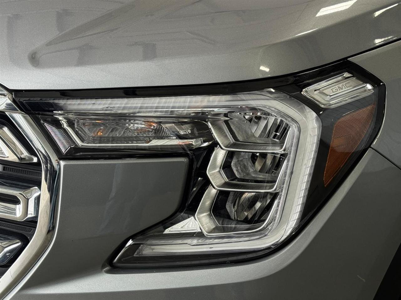 Used 2024 GMC Terrain SLT AWD/4WD image 33