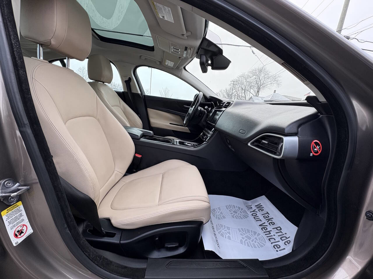 Used 2017 Jaguar XE Premium image 25