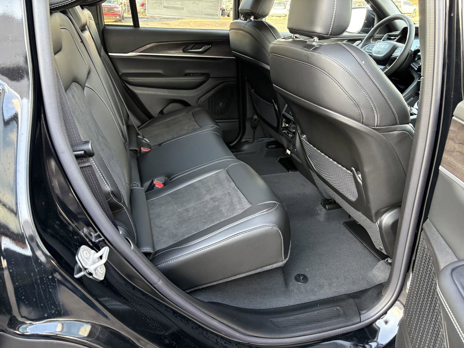 New 2026 Jeep Grand Cherokee Altitude image 12