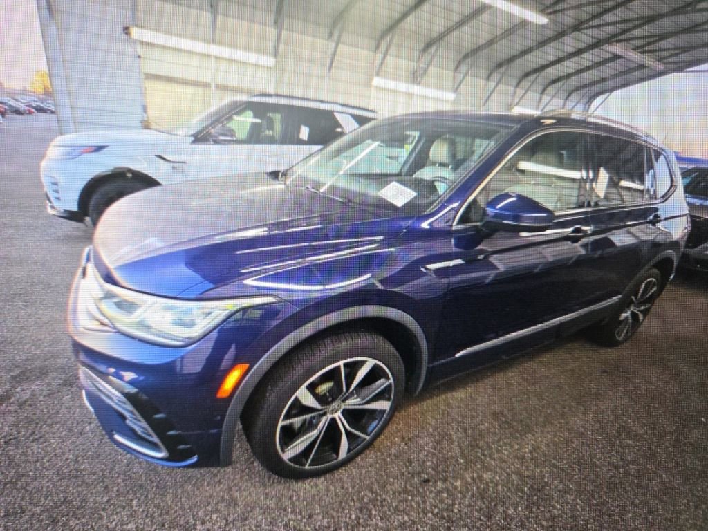 Used 2022 Volkswagen Tiguan SEL R-Line image 2