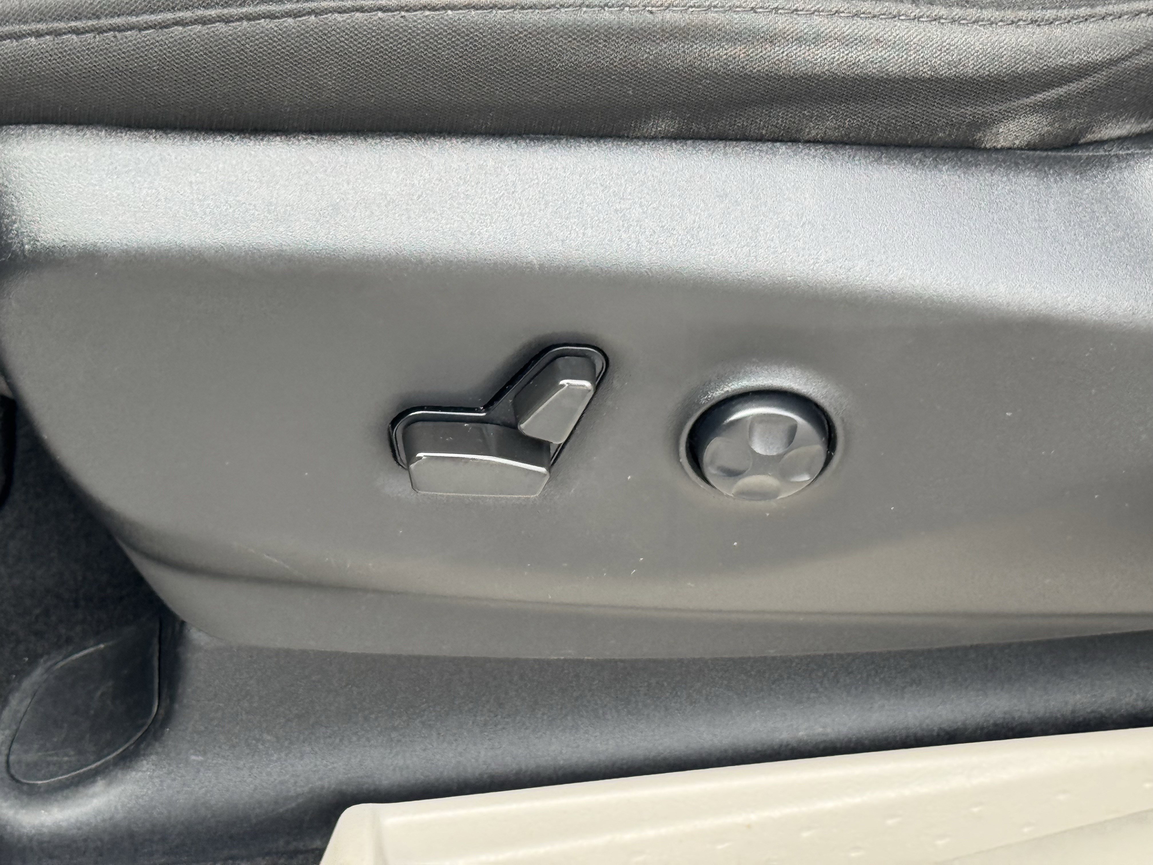 Used 2022 Chrysler Voyager LX image 28