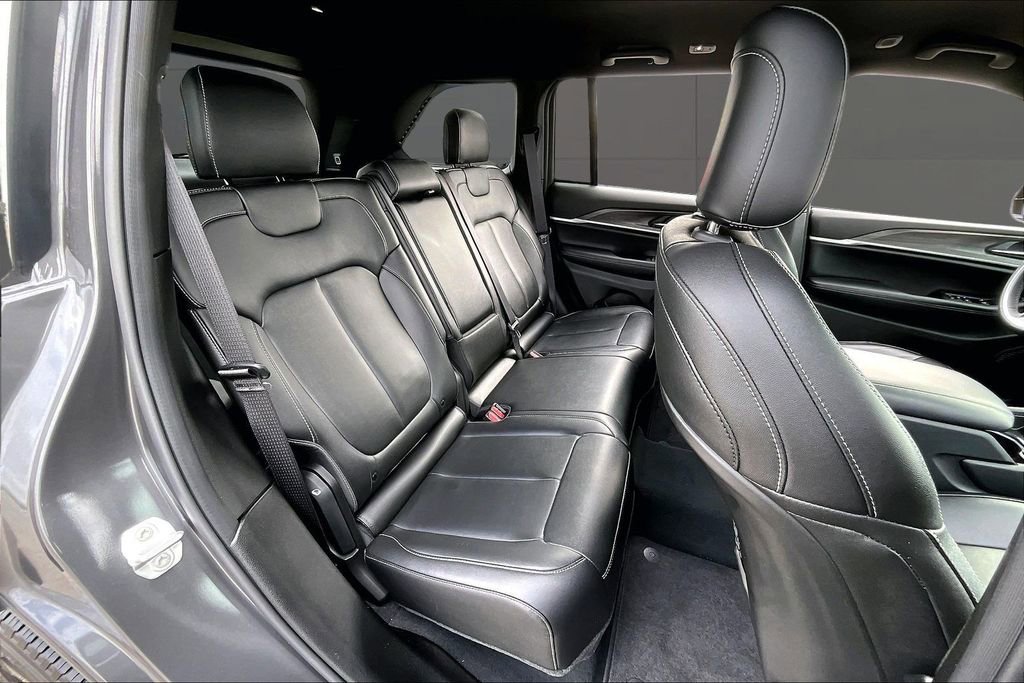 Used 2024 Jeep Grand Cherokee Limited w/ Black Appearance Package AWD/4WD image 27