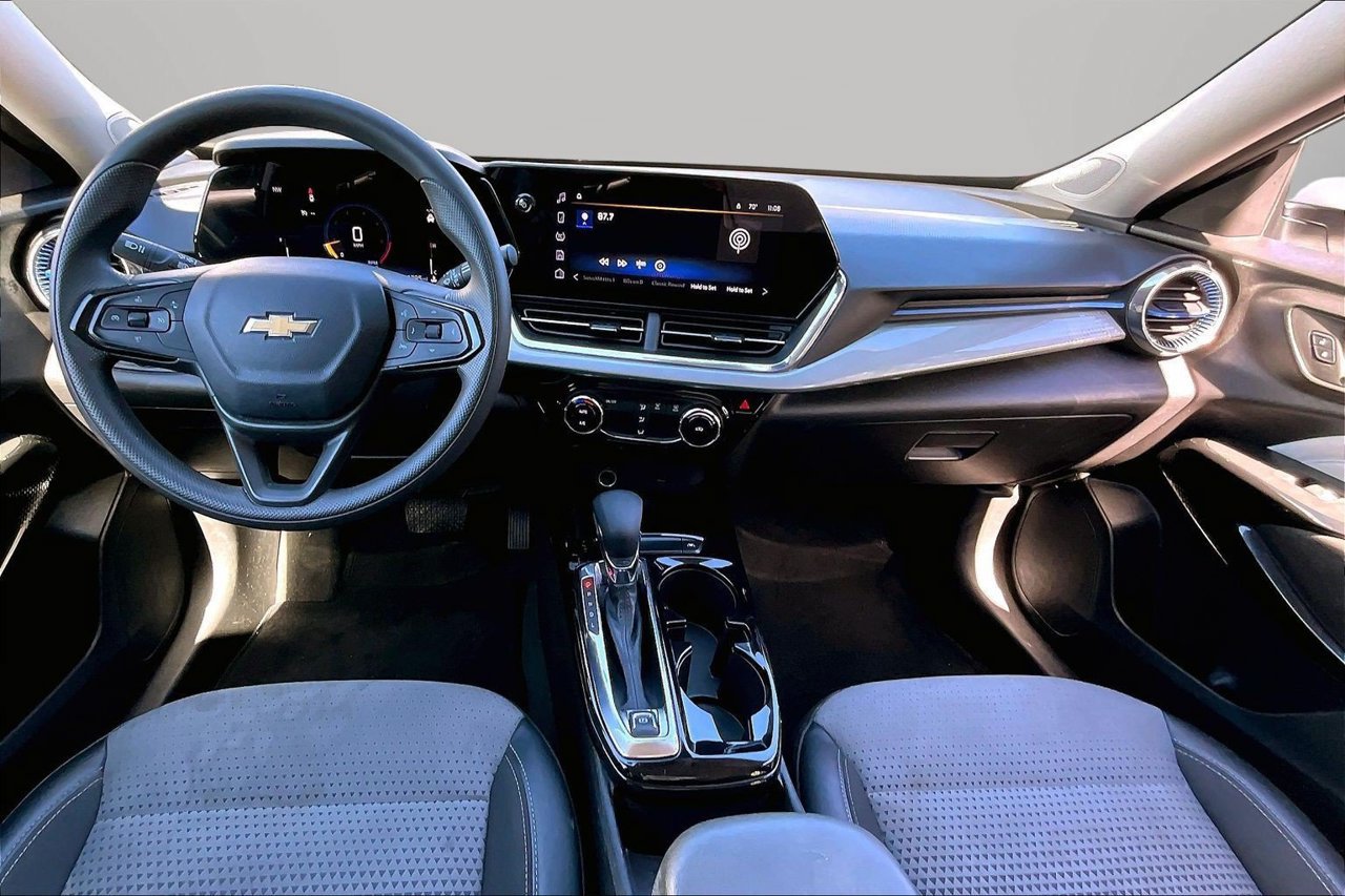 Used 2025 Chevrolet Trax LT FWD image 13