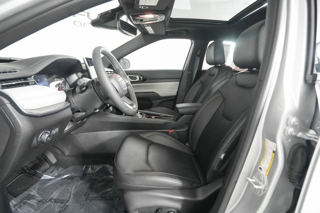 Used 2025 Jeep Compass Limited w/ Sun & Sound Group image 9