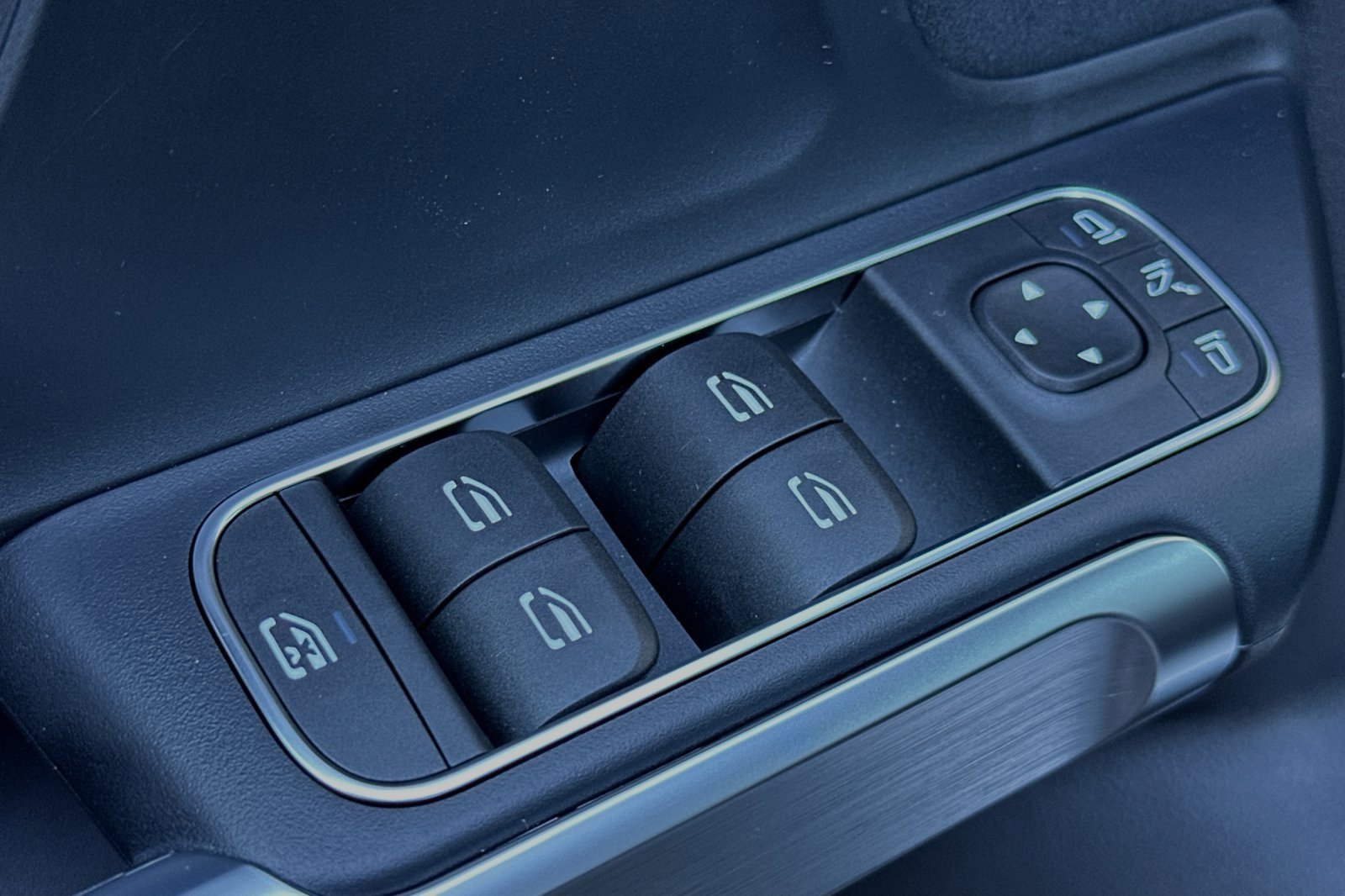 Used 2024 Mercedes-Benz EQB 300 4MATIC image 13