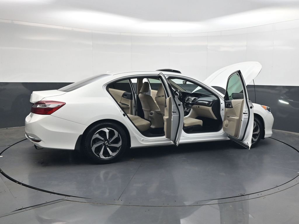 Used 2017 Honda Accord EX image 31