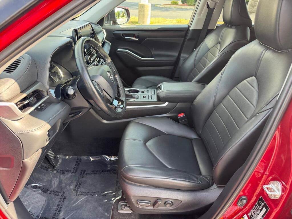 Certified 2020 Toyota Highlander XLE AWD/4WD image 6