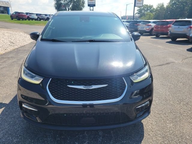 Used 2023 Chrysler Pacifica Touring FWD image 2
