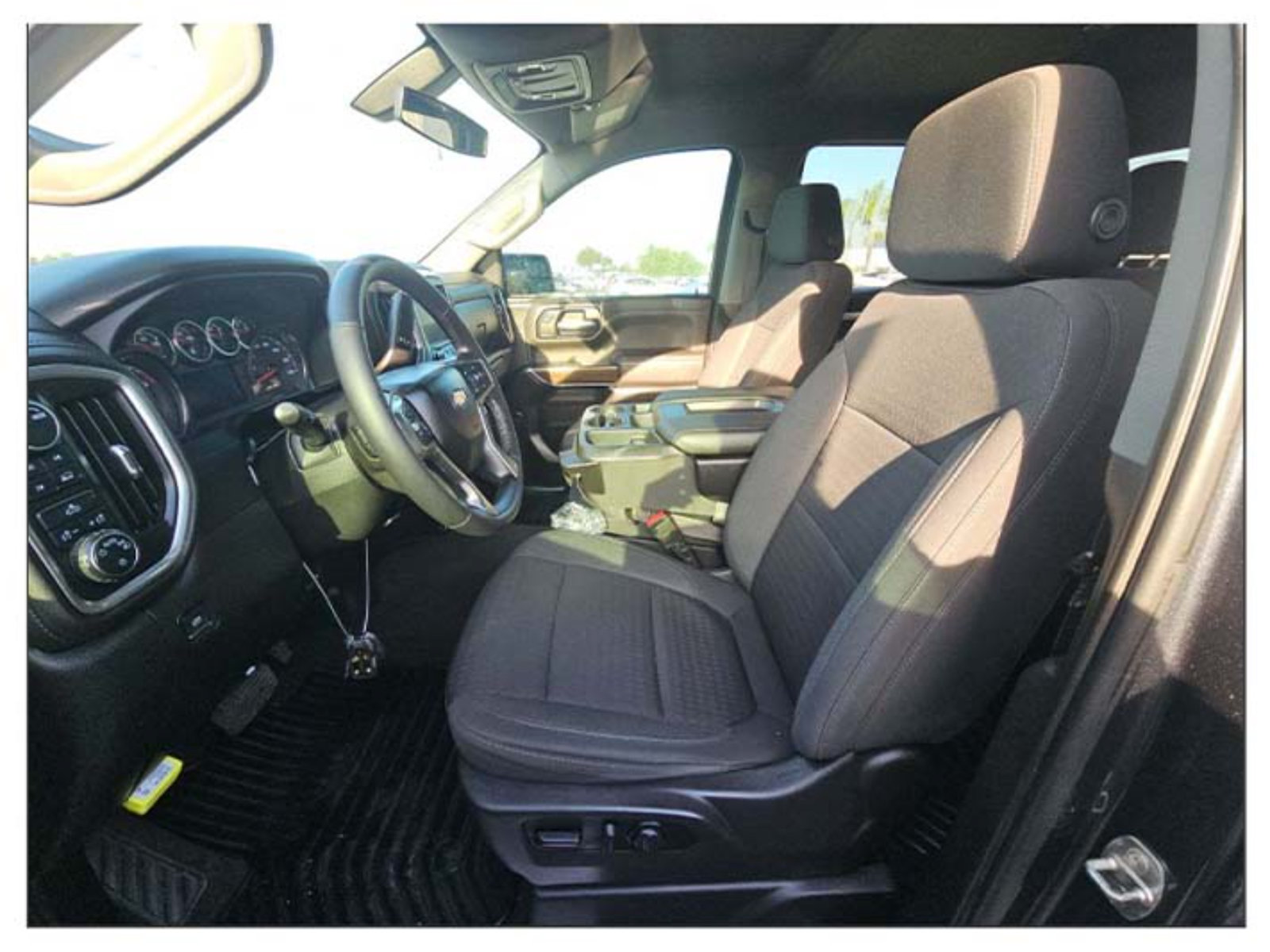 Used 2022 Chevrolet Silverado 1500 LT AWD/4WD image 3