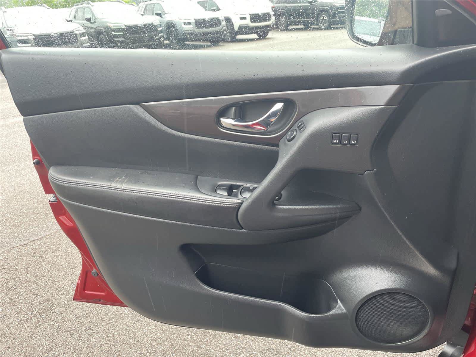 Used 2019 Nissan Rogue SV w/ Sun & Sound Touring Package AWD/4WD image 26