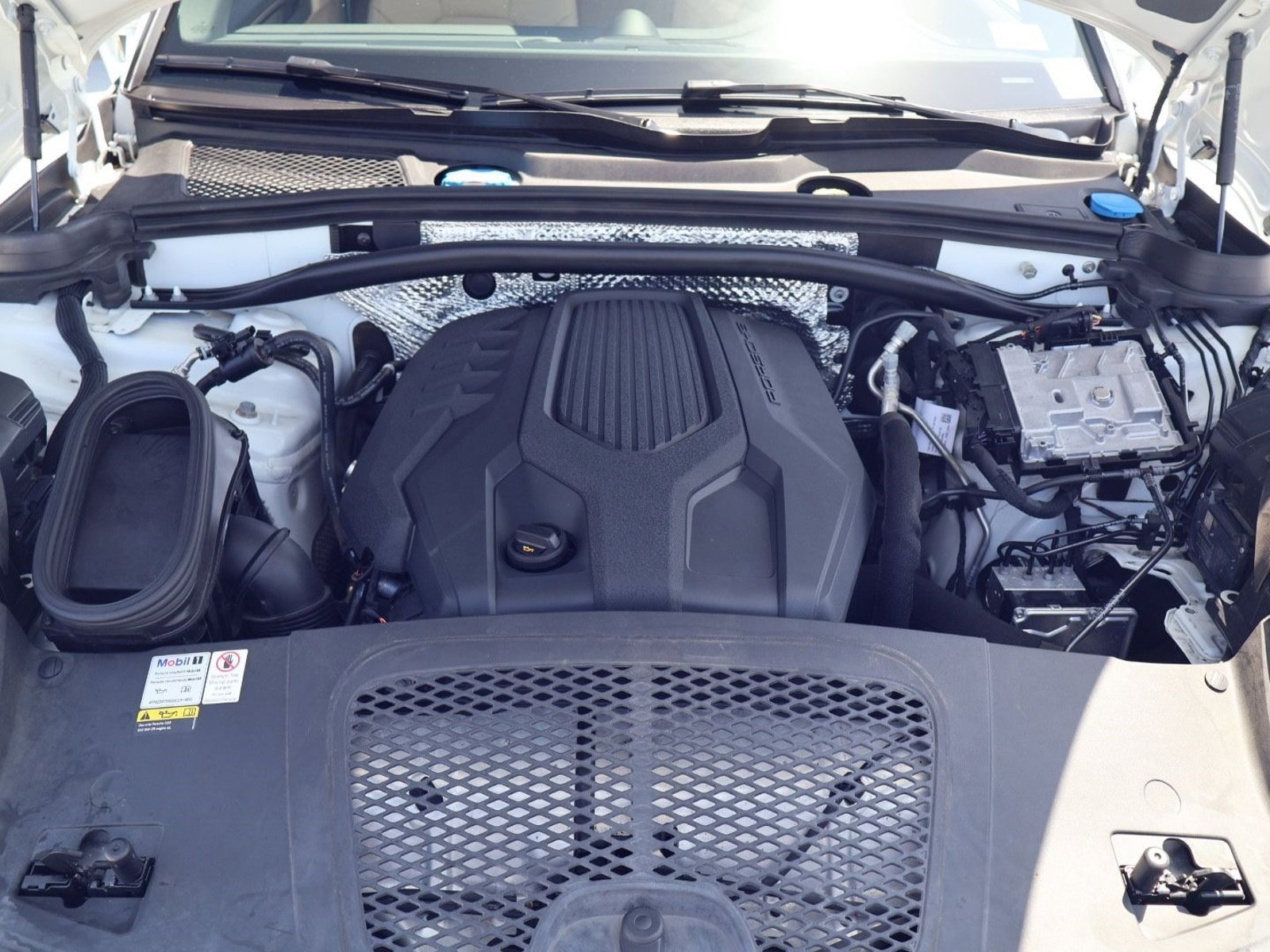 Certified 2022 Porsche Macan AWD/4WD image 26