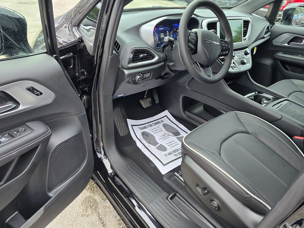 New 2026 Chrysler Pacifica Limited w/ S Appearance Package FWD image 15