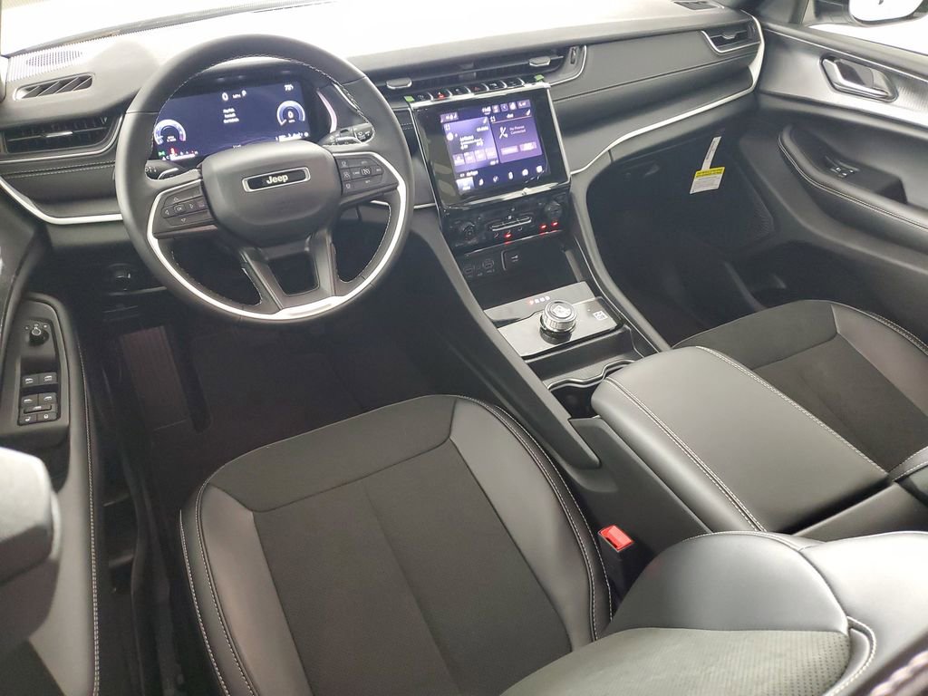 New 2025 Jeep Grand Cherokee Altitude image 17