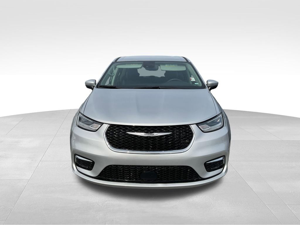 Used 2023 Chrysler Pacifica Touring-L image 3