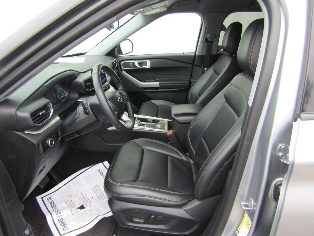 Used 2024 Ford Explorer XLT w/ Equipment Group 202A AWD/4WD image 19
