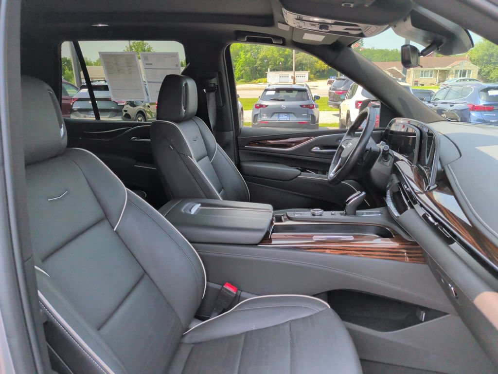 Used 2023 Cadillac Escalade Premium Luxury w/ Performance Package AWD/4WD image 16