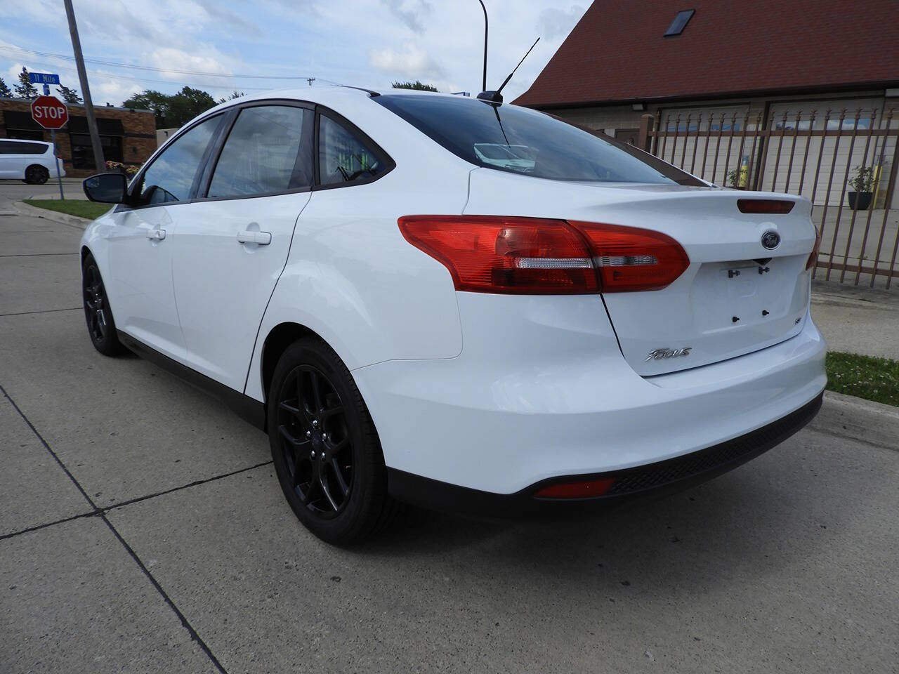 Used 2018 Ford Focus SE w/ Cold Weather Package FWD image 7